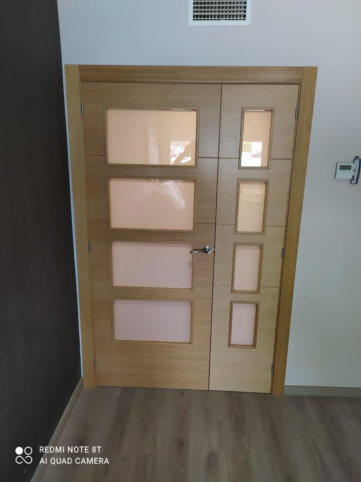 Puerta interior de madera instalada en una vivienda