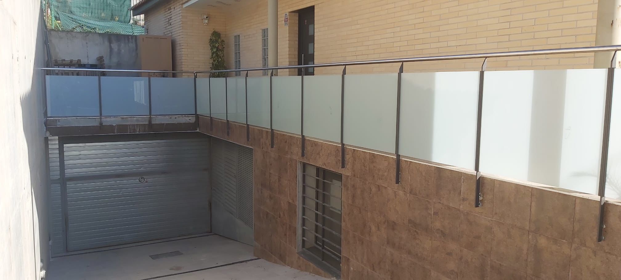 Cerramiento de vidrio instalado en un balcón