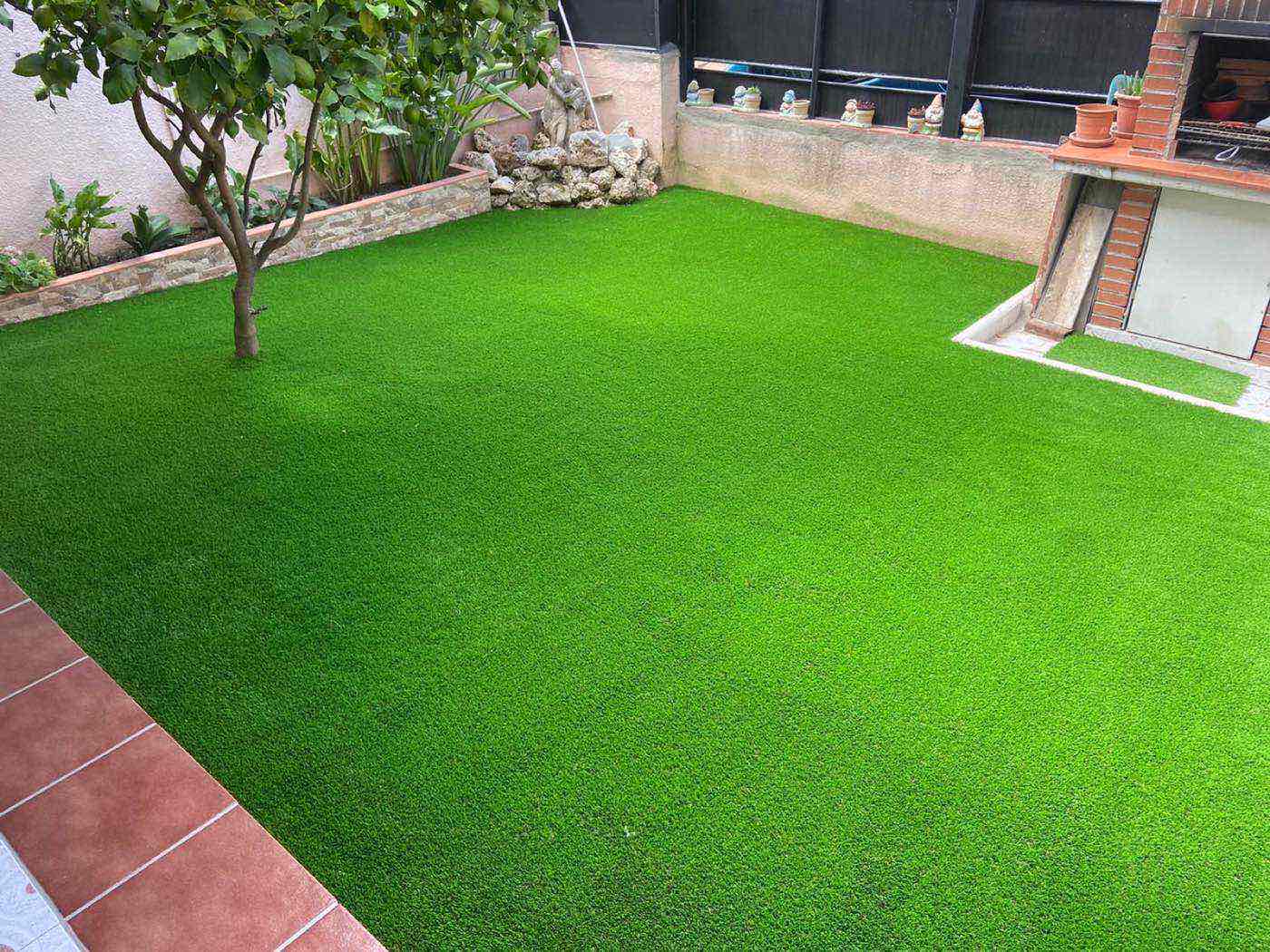 Césped artificial instalado alrededor de una piscina