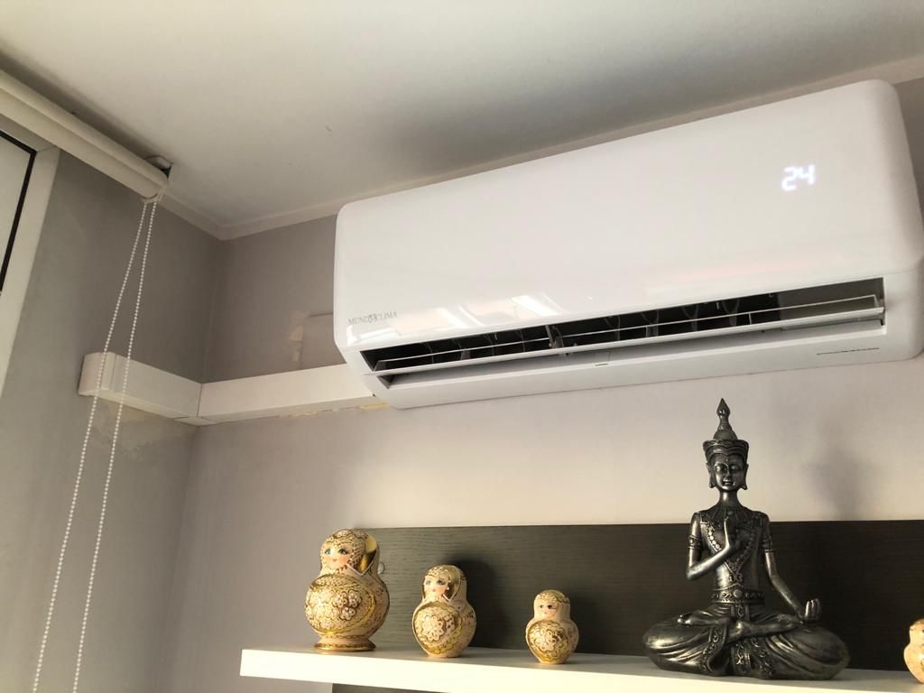 Equipo de climatización instalado en una estancia terminada