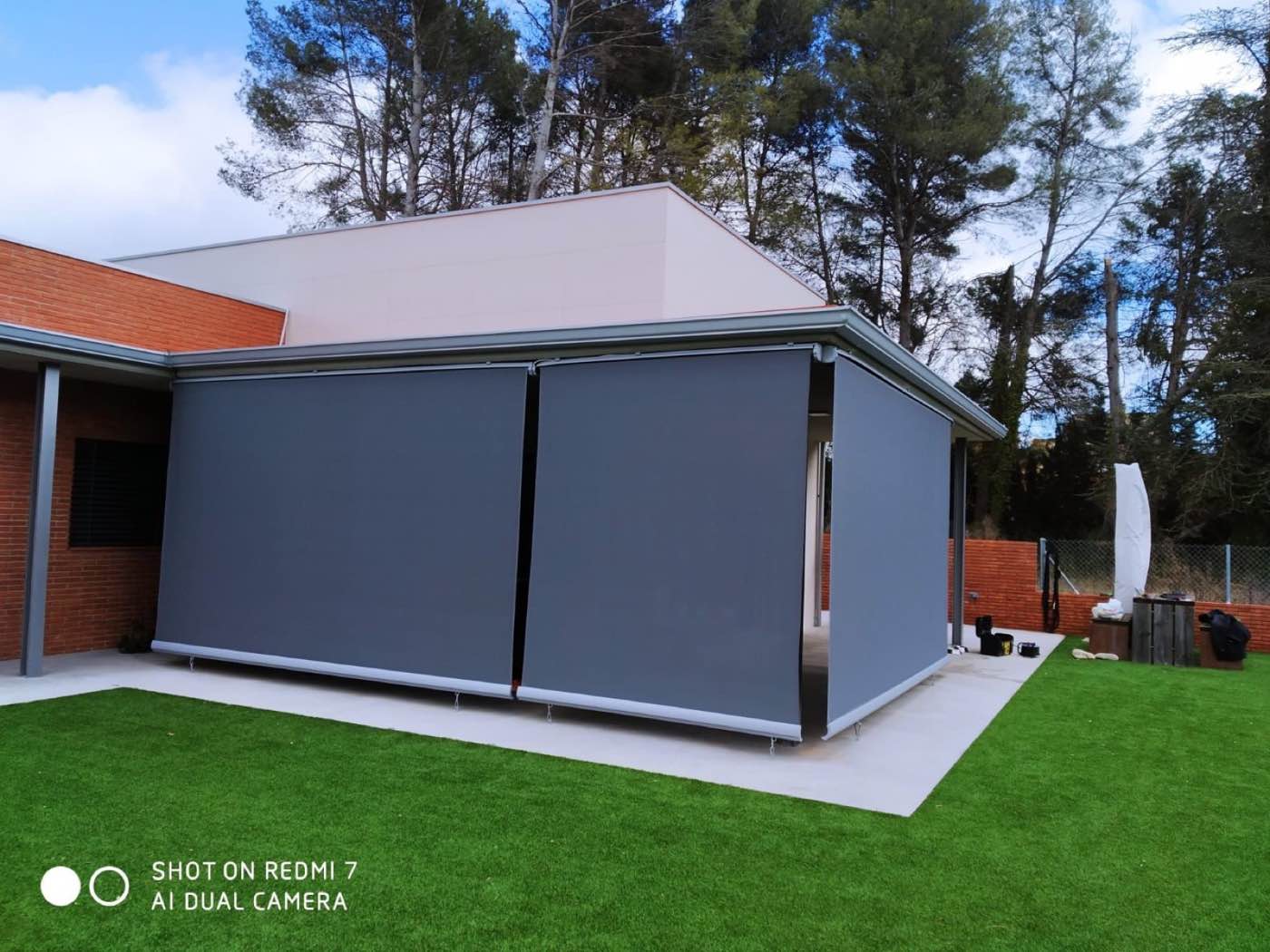 Pérgola exterior con cerramientos textiles