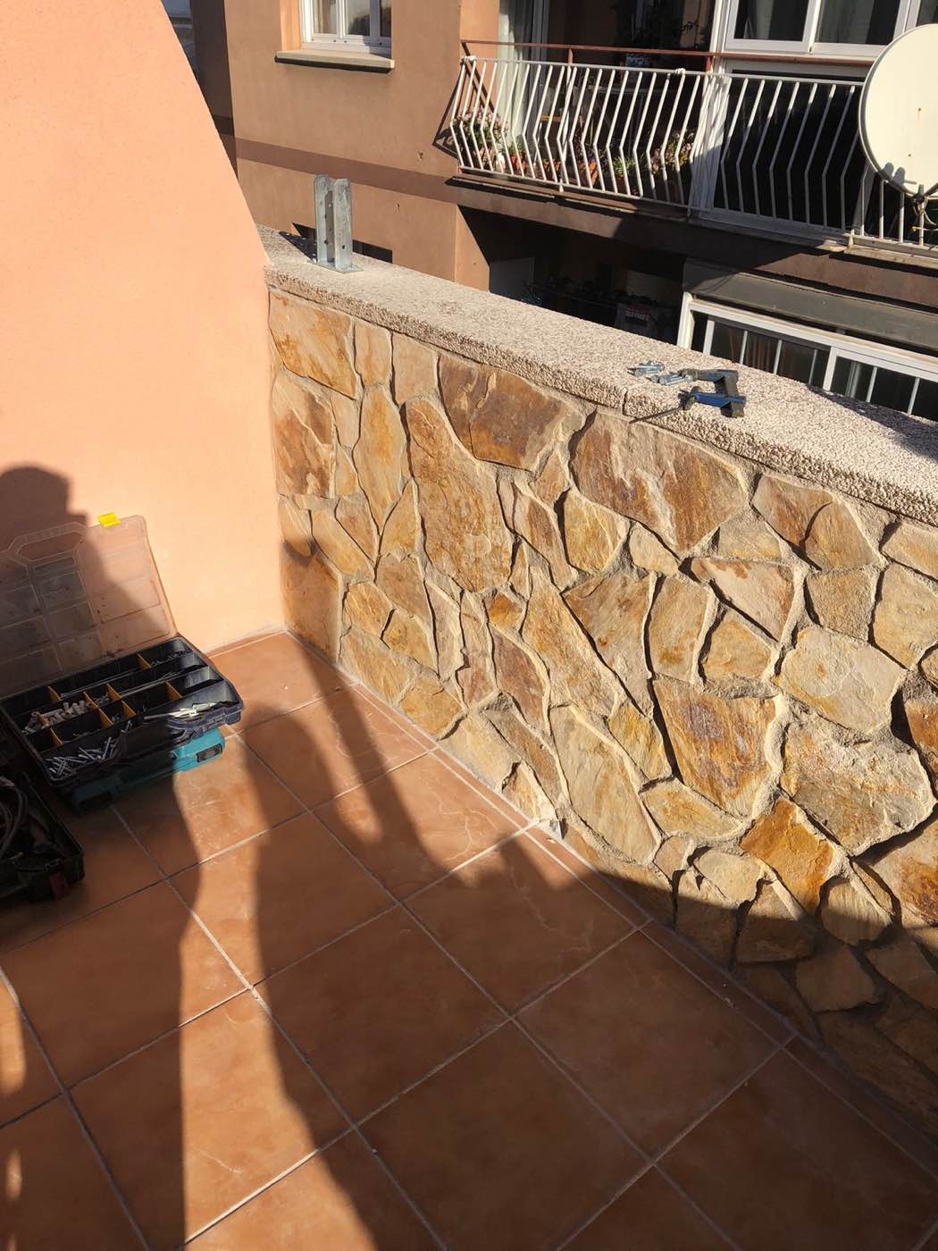 Muro exterior acabado con revestimiento de piedra